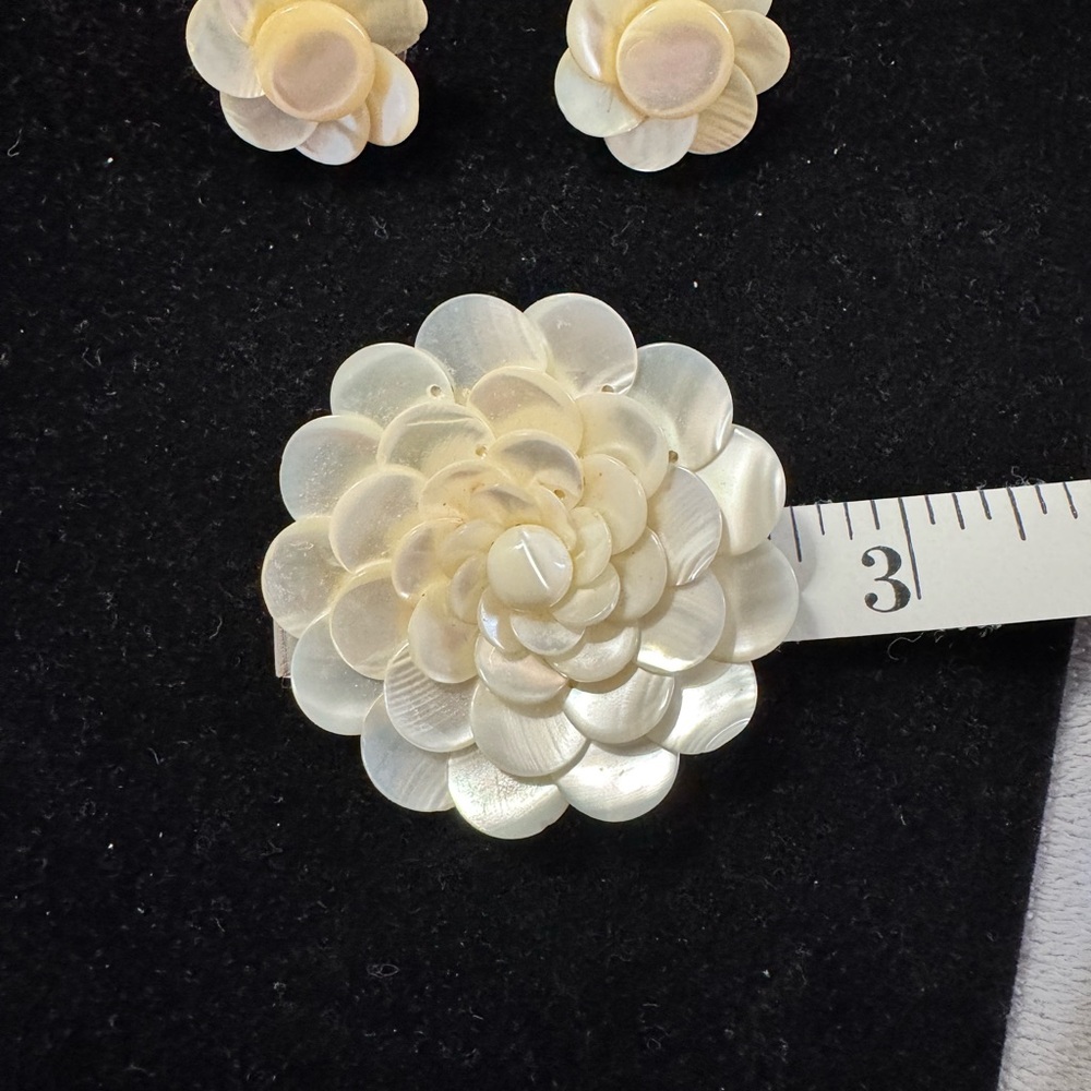 Vintage Mother of Pearl Lotus Brooch and Earring Set Marked Japan - Picture 12 of 14